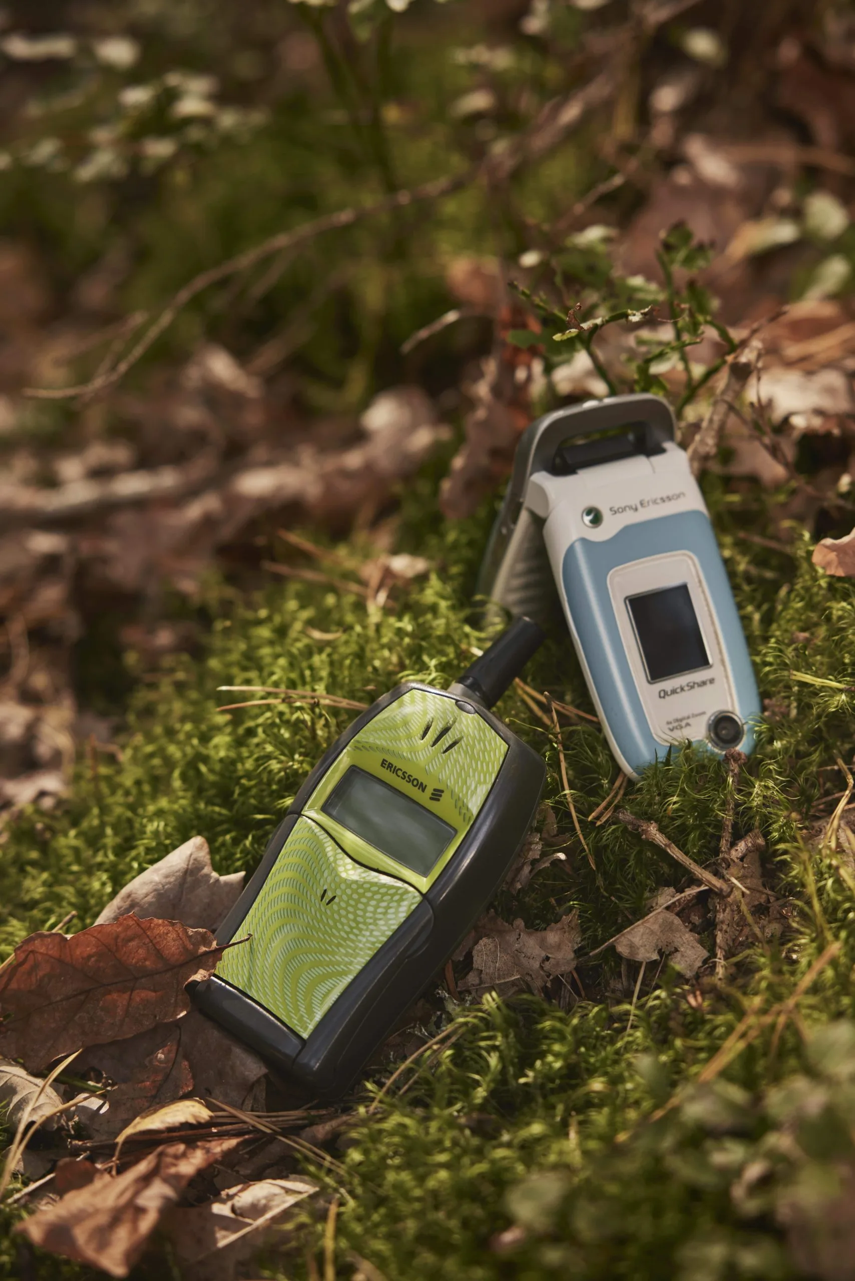 På bilden ser ni Andreas första telefon, en Ericsson T20 som han fick av sina föräldrar på sin 15-årsdag 2001. Bredvid ligger en Sony Ericsson Z520, telefonen han sålde till sin allra första kund. En kund som senare blev hans fru.